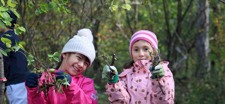"Draußen sein und der Natur helfen" war das Motto der Schüler:innen der VS Pfarrplatz. © LPV/F. Hohn Schülerinnen bei der Trockenrasenpflege im Kurpark Baden