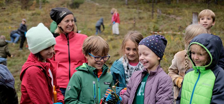 Schüler:innen bei Trockenrasenpflege