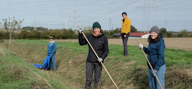 Gemeinsam wurde das Mähgut zusammengerecht und mittels Planen auf einen Pritschenwagen des Forst- und Landwirtschaftsbetriebs der Stadt Wien geladen. © LPV/J. Fischer Freiwillige mit Rechen