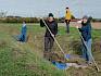 Gemeinsam wurde das Mähgut zusammengerecht und mittels Planen auf einen Pritschenwagen des Forst- und Landwirtschaftsbetriebs der Stadt Wien geladen. © LPV/J. Fischer Freiwillige mit Rechen