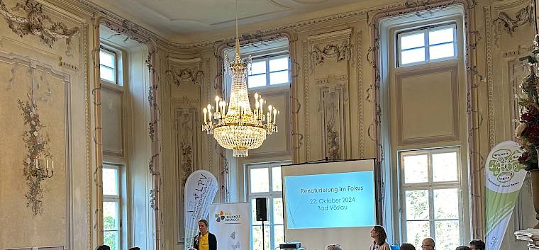 Irene Drozdowski (Obfrau Landschaftspflegeverein) begrüßt das Publikum zum diesjährigen Gemeindegipfel unter dem Motto "Renaturierung im Fokus" © LPV/E. Weisz-Emesz Menschen bei einem Vortrag