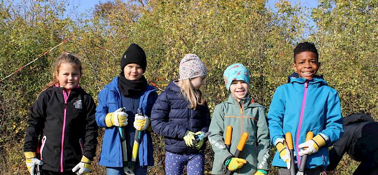 Im Rahmen des Projekts „My Nature Floridsdorf plus“ entbuschten die Schüler:innen in gemeinsamer Arbeit am Bisamberg Waldränder und entfernten Büsche aus schon stärker zugewachsenen Flächen. © LPV/L. Strobl Schüler:innen bei Trockenrasenpflege am Bisamberg