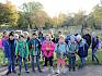 Die Schüler:innen der 2b der VS Stammersdorf setzten sich heute für die Natur in ihrem Bezirk ein. © LPV/L. Strobl Klassenfoto 2b VS Stammersdorf Pflegeeinsatz Bisamberg