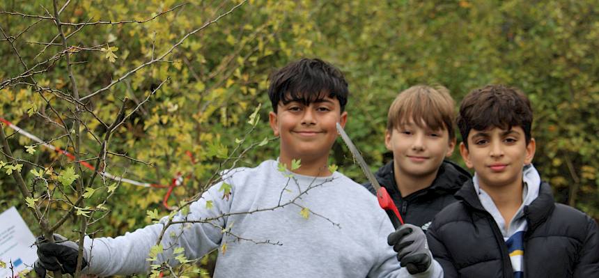 Schüler mit Säge