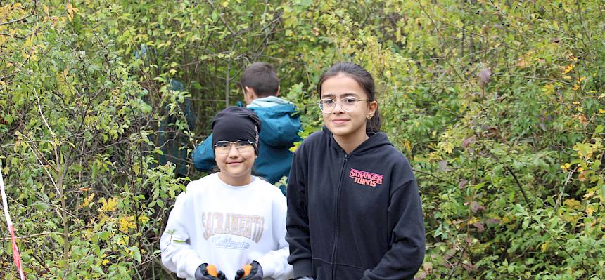 Schüler:innen bei Landschaftspflege