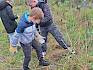 Ausgerüstet mit Handschuhen, Scheren und kleinen Kramperln ging es den invasiven Pflanzen an den Kragen. © LPV/A. Haselmair Schüler:innen entfernen invasive Pflanzen