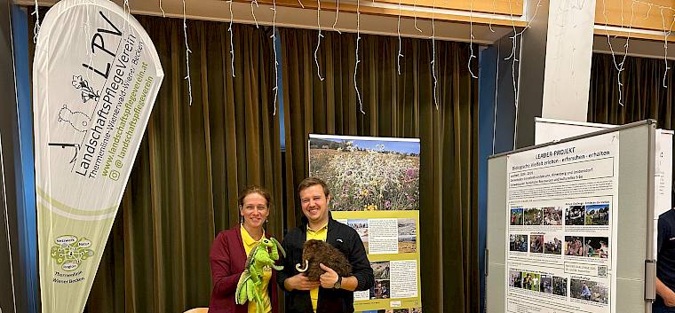 Heute waren wir am Regionstag der LEADER Region Triestingtal mit einem Infostand vertreten. © LPV/E. Weisz-Emesz Menschen mit Infostand