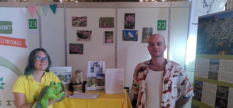 Heute waren unser Biolog*e Fischi und unser Praktikant Dominik mit einem Stand auf der Freiwilligen Messe in Wien mit einem Stand vertreten. © LPV/J. Fischer Menschen am Messestand