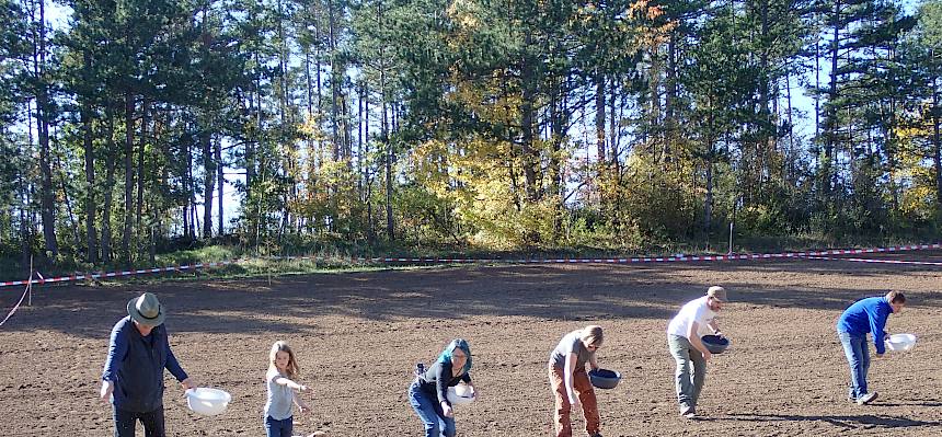 Menschen auf einem Feld