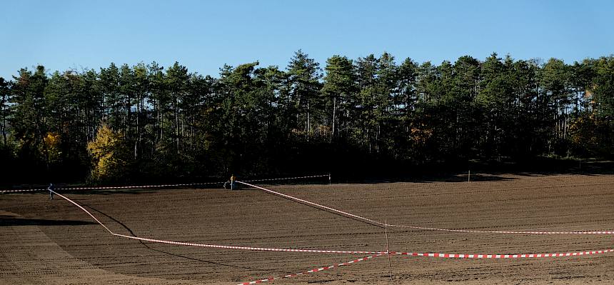 Feld mit Absperrbändern