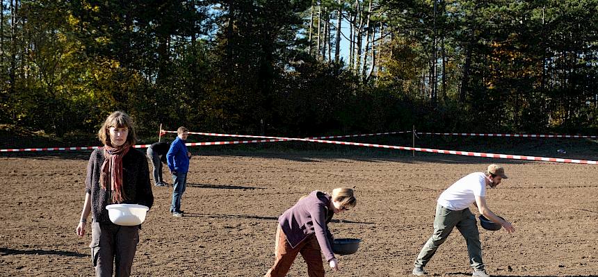 Menschen bei der Aussaat