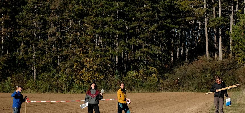 Menschen auf einem Feld