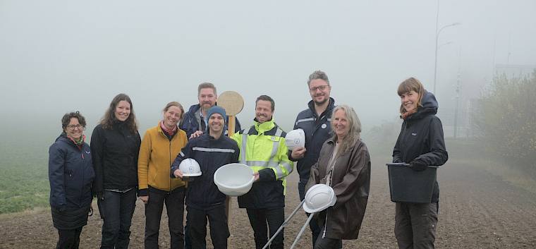 Das Team des LPV und das Team der TAG GmbH - GFin Mag.a Brigitte Straka-Lang, Philipp Fisecker, Mario Hötzinger, Benjamin Hofmann und Martin Lechner - vor der zur Einsaat vorbereiteten Fläche. © LPV/J. Fischer Gruppenfoto