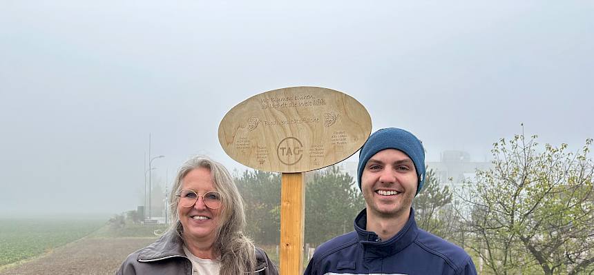 Menschen mit Holzschild