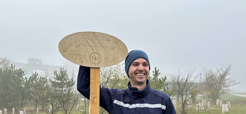 Mann mit Holzschild