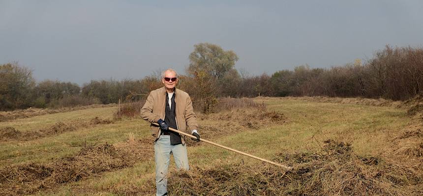 Mann mit Rechen und Plane