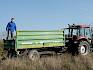 Das Schnittgut wurde mit dem Traktor von Vizebürgermeister Leopold Schagl abtransportiert. © LPV/J. Fischer Mann auf Anhänger von Traktor
