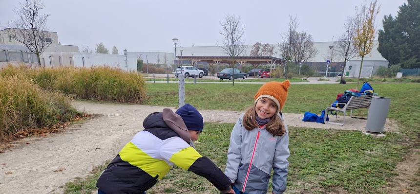 Schüler:innen haben Spaß beim Hecke pflanzen