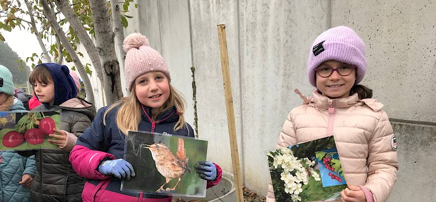 Schülerinnen mit gepflanztem Weißdorn