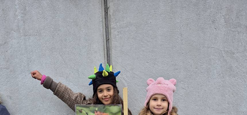 Die Kinder stellen ihren Klassenkameraden Pflanze&amp;Tier vor
