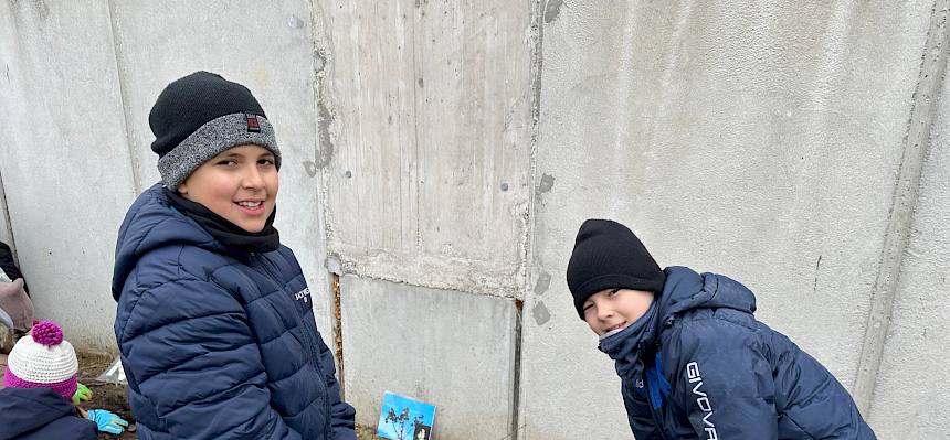 Teamwork beim Einpflanzen der Sträucher