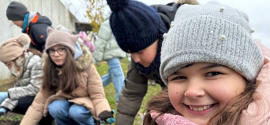 Schüler:innen pflanzen Heckensträucher