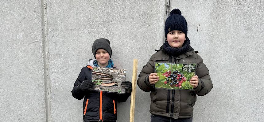 Schülerinnen mit eingepflanztem Strauch Wolliger Schneeball