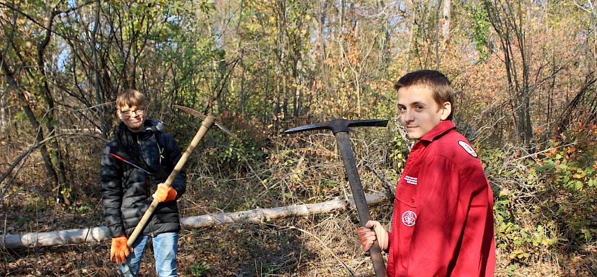 Menschen mit Krampen im Wald