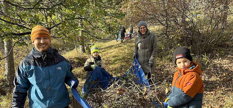 Die ganze Familie hilft heute zusammen, um die wertvollen Trockenrasen vor der Verbuschung zu bewahren. © LPV/E. Weisz-Emesz Familie mit Plane
