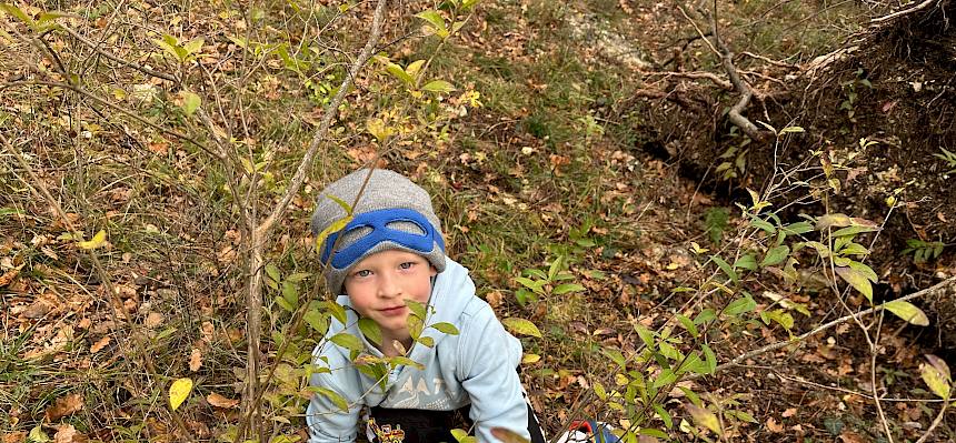 Kind mit Astschere im Wald