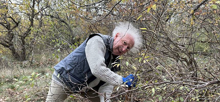 Mensch arbeitet in der Natur