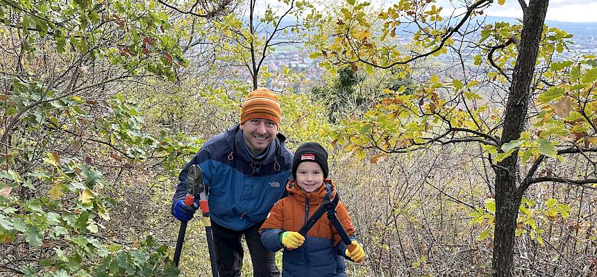 Mann und Kind mit Astscheren