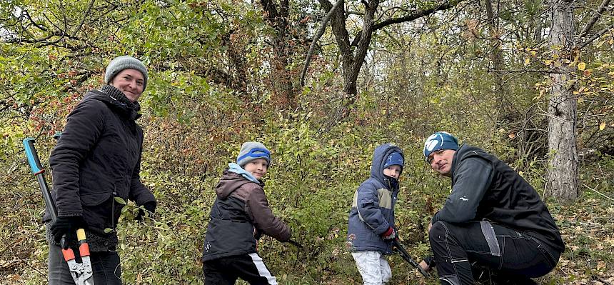 Familie bei der Arbeit in der Natur