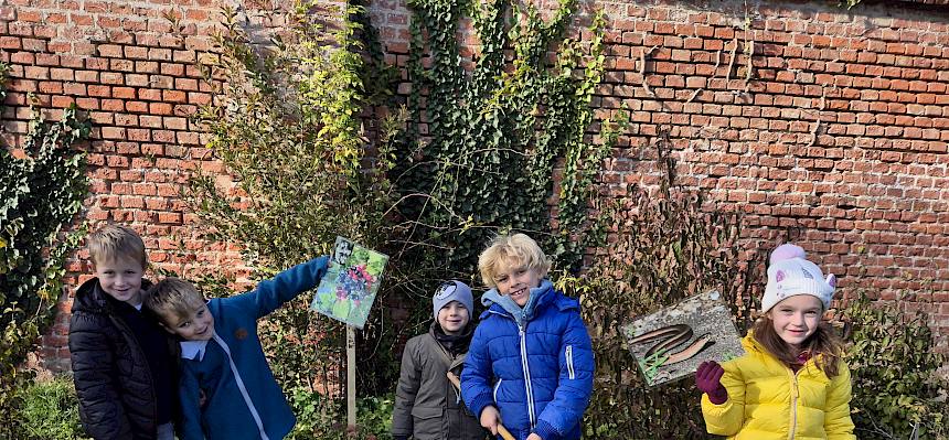 Schüler:innen mit gepflanztem Strauch und Folien