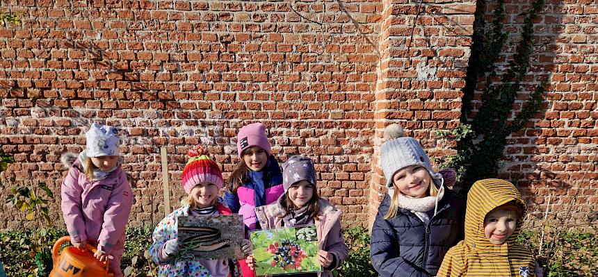 Schüler:innen pflanzen Heckenstrauch im Klosterpark