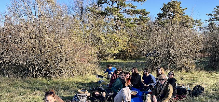 Menschen bei Jause in der Natur