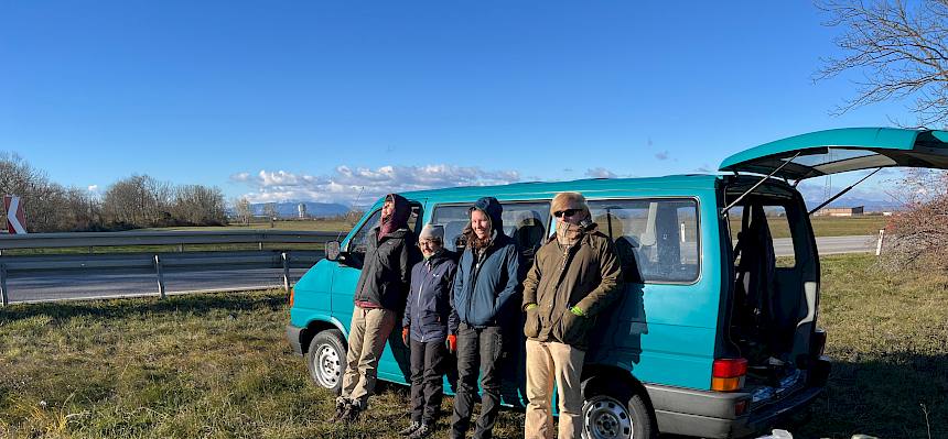 Menschen lehnen an einem VW Bus