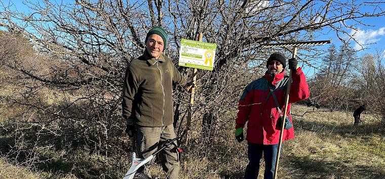 Alexander Mrkvicka (LPV) und Otto Moog  (Kultur- und Verschönerungsverein Tattendorf) freuen sich über die Netzwerk Natur Region Auszeichnungstafel für das Naturdenkmal Trockenrasen © LPV/E. Weisz-Emesz Männer in der Natur