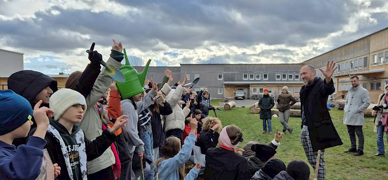 Ronald Würflinger (Generalsekretär Blühendes Österreich - BILLA gemeinnützige Privatstiftung) bedankte sich heute persönlich bei den Kindern für den wertvollen Einsatz. © LPV/L. Reimoser-Berger Gruppenfoto