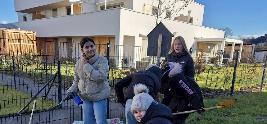 Kinder pflanzen Strauch