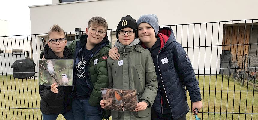 Kinder pflanzen Sträucher