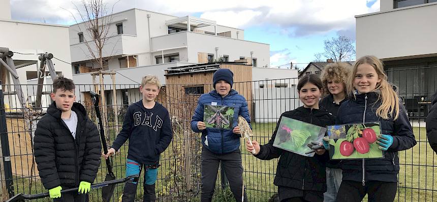 Kinder mit Bildern