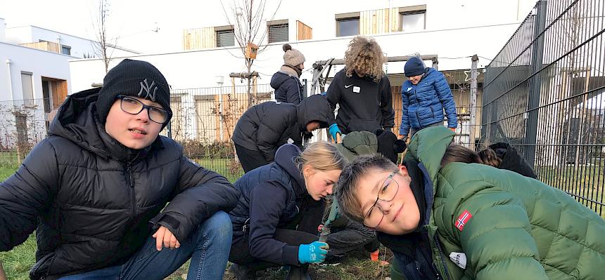 Kinder pflanzen Strauch