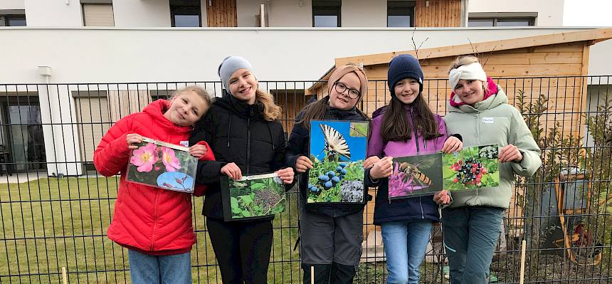 Kinder mit Bildern
