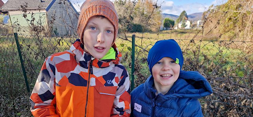 Kinder mit Regenwurm