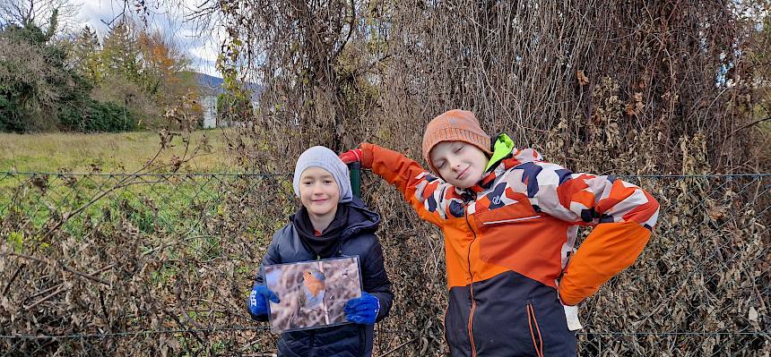 Kinder mit Bild von Vogel