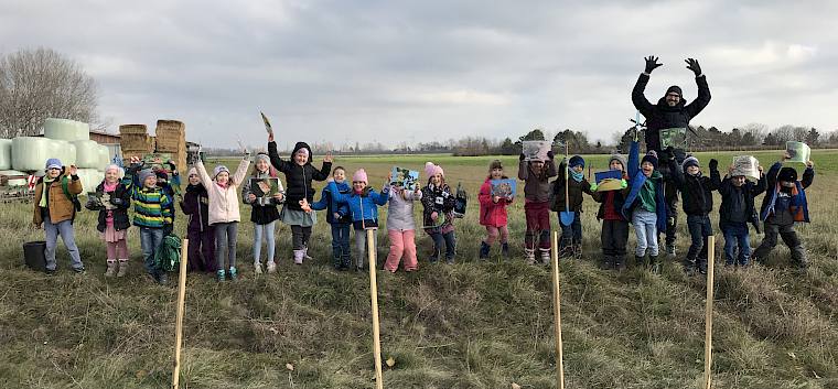 Große Freude bei der 1. Klasse der VS Weigelsdorf über die vielen gepflanzten Sträucher. © LPV/N. Lintner Gruppenfoto Schulklasse