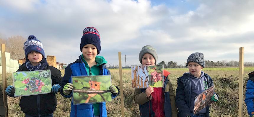 Kinder mit Info Folien