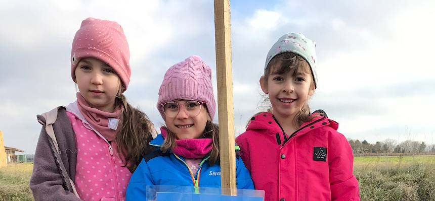 Kinder mit eingepflanzten Strauch