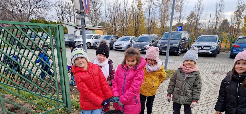 Kinder tragen Kübel